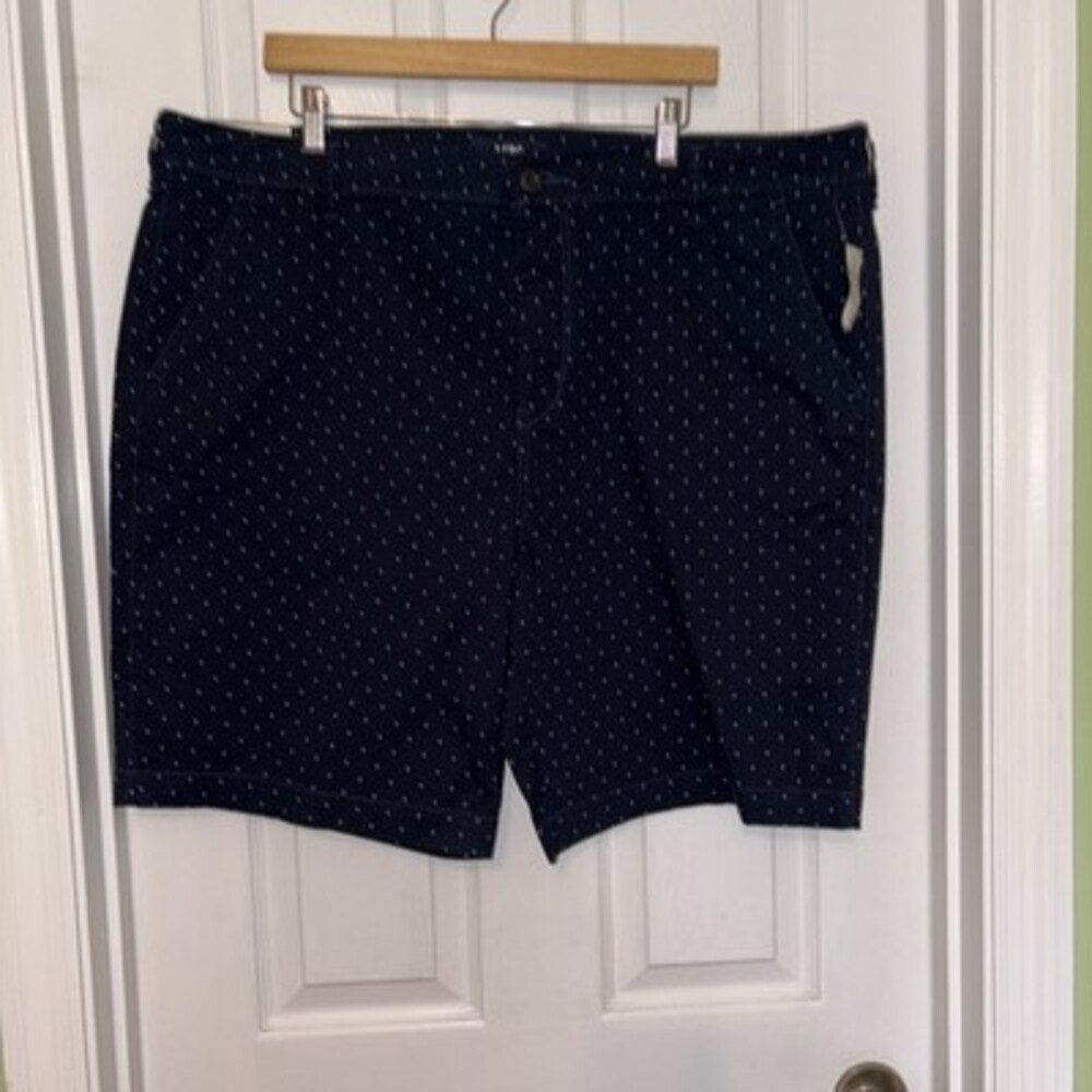 NWT Aero Men’s Shorts Navy with White Polkadots 42 Inch Waist 9.5 Inseam, Chino